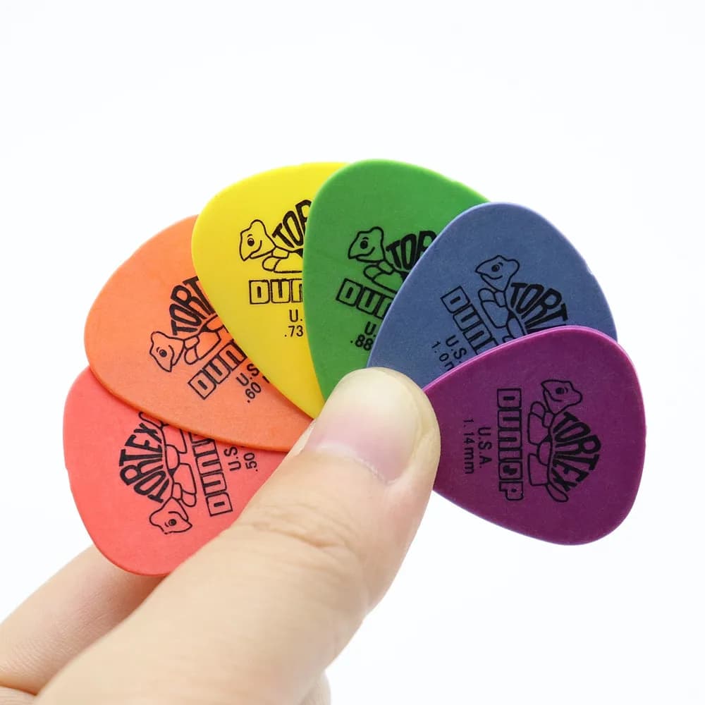 Dez palhetas de guitarra Dunlop em cores vibrantes com logotipo e informações de espessura