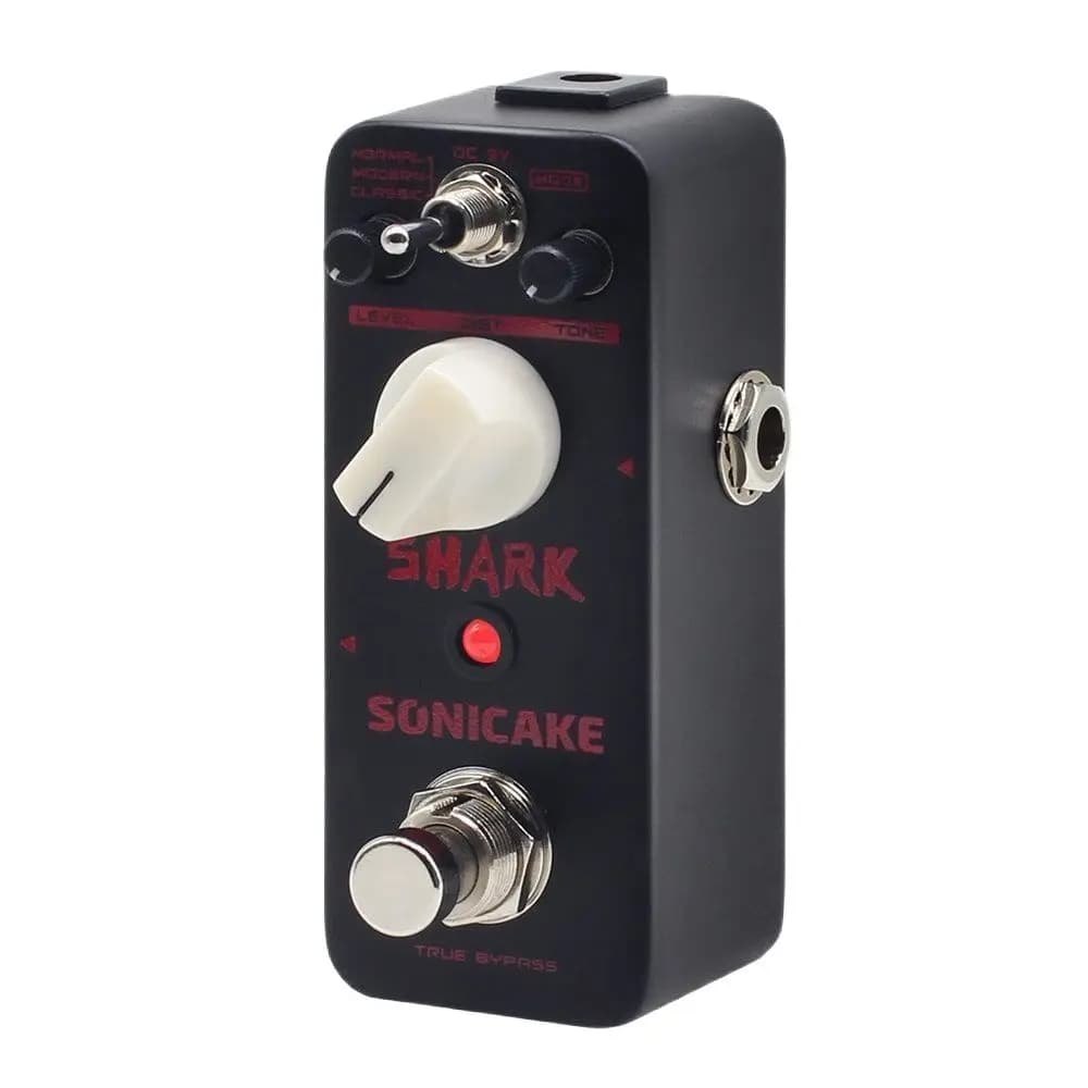 Pedal de efeitos de guitarra SONICAKE Shark Higain Classic British Stack Crunch, preto com detalhes vermelhos e brancos.