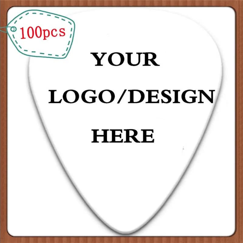 Palheta de guitarra personalizada em celulóide branco com texto 'YOUR LOGO/DESIGN HERE' e selo '100pcs'.