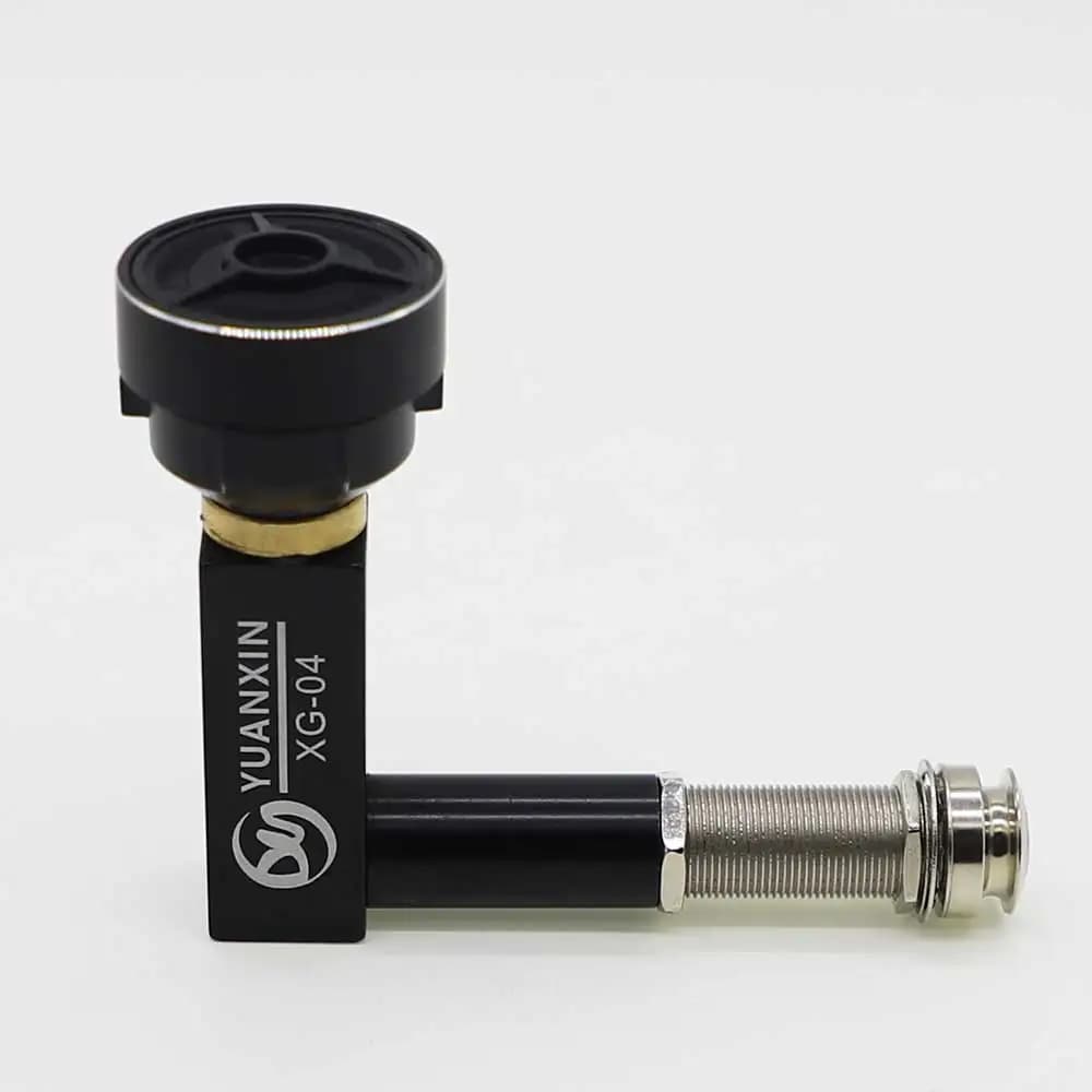 Microfone de captação para tambor preto com detalhes dourados e prateados