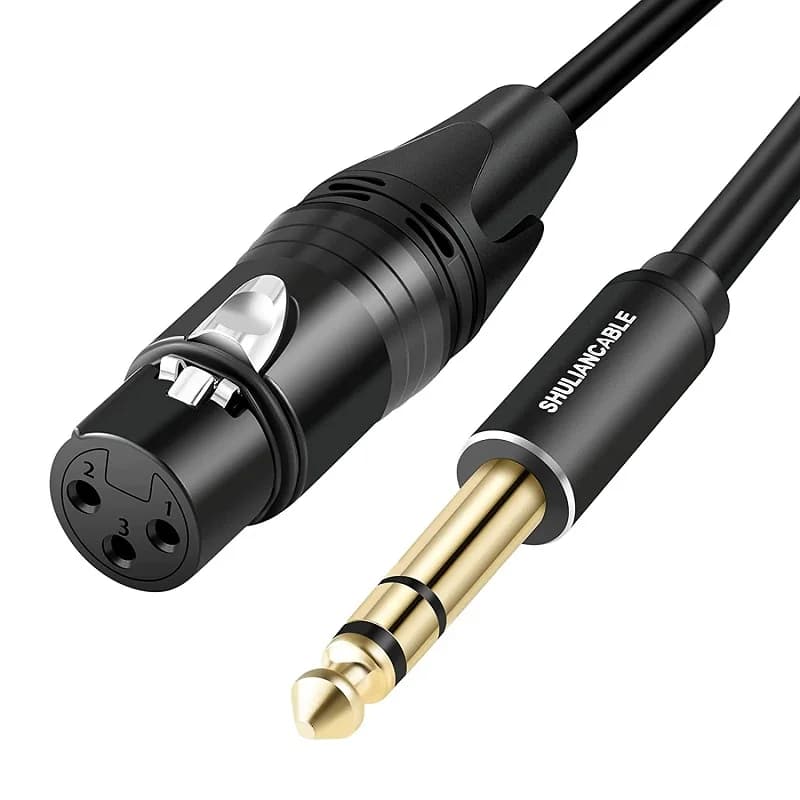 Cabo de áudio profissional com conectores XLR e TRS, preto e dourado, para microfones e alto-falantes ativos.