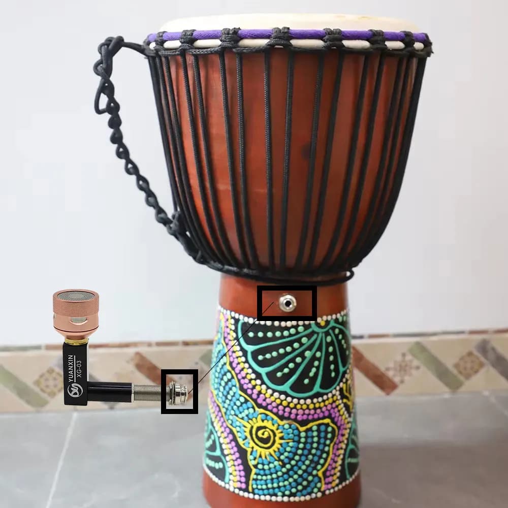Djembe africano com captador de som e microfone em cor dourada rosa