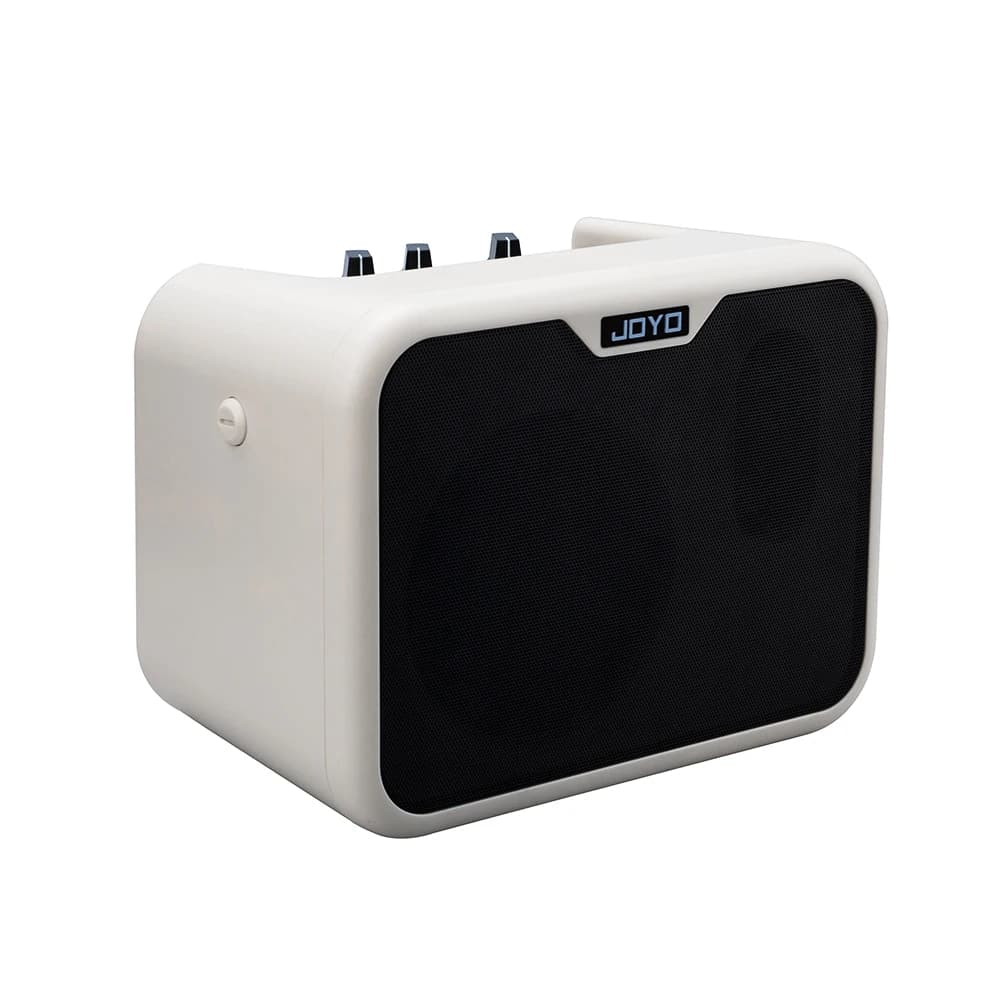 Amplificador de baixo Joyo MA-10B, branco com logotipo azul, ângulo frontal