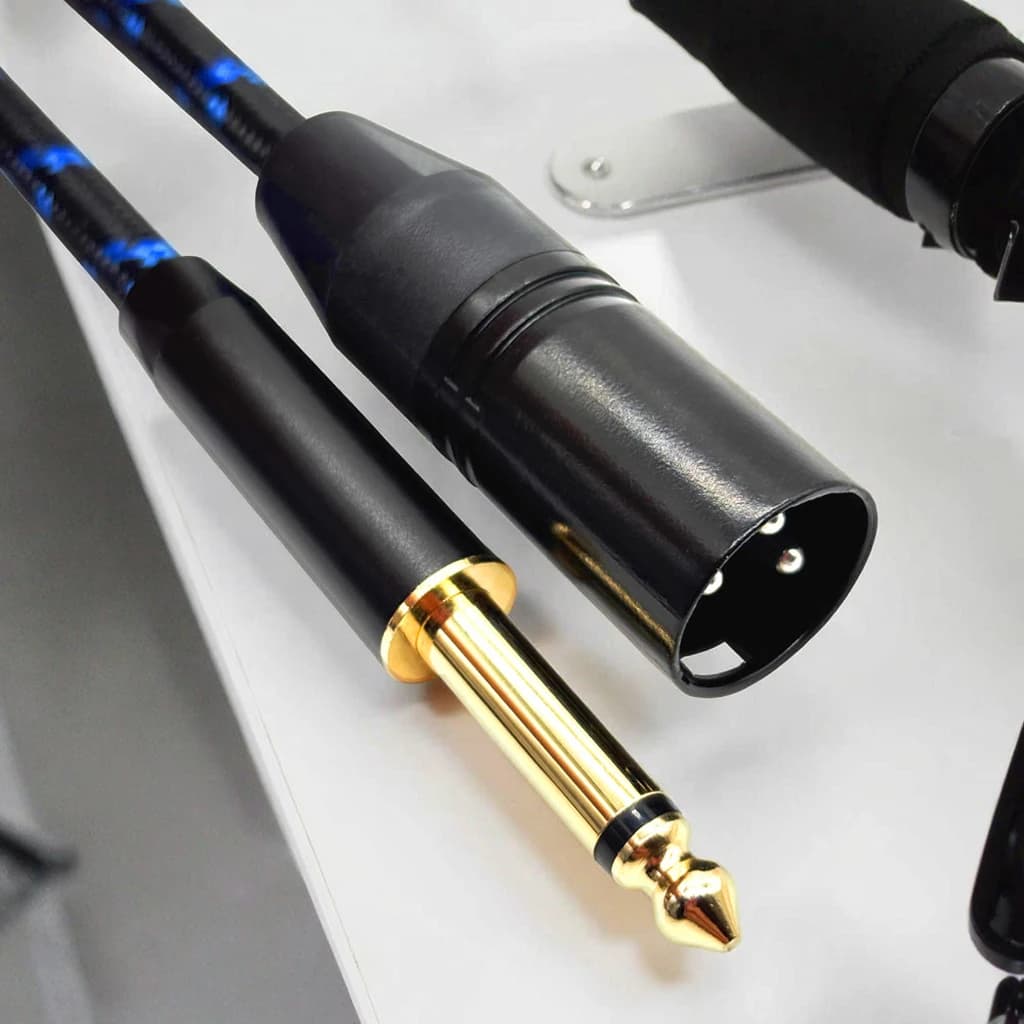 Cabo de Áudio XLR para 6.5mm, conectores pretos e dourados, cabo azul e preto.