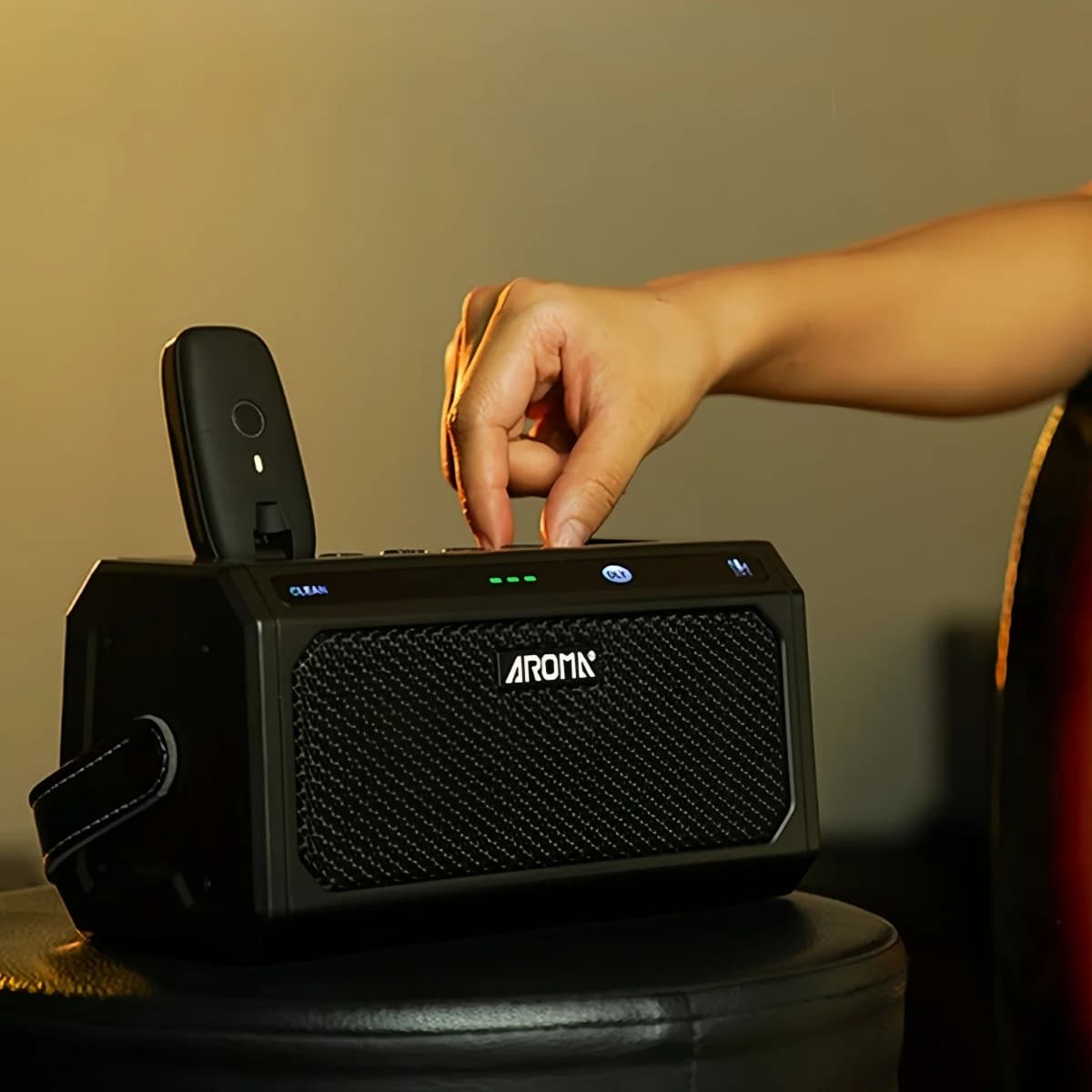 Amplificador de Prática para Guitarra Elétrica Mini Aroma TG-08 com Reverb/Delay/Metal Integrados, Bateria Recarregável de 5 Horas, Alça Incluída