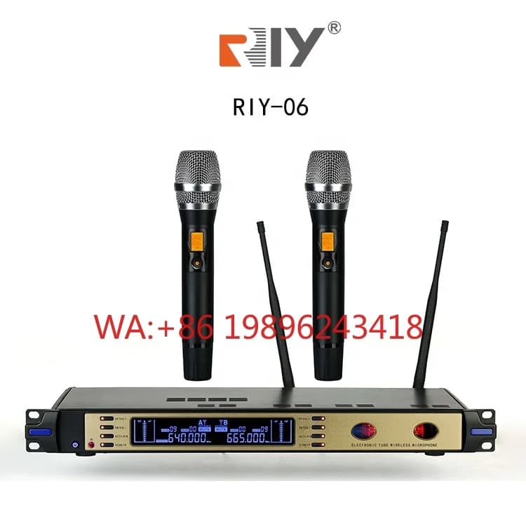 Conjunto de microfone sem fio profissional UHF, dois microfones dinâmicos portáteis, receptor com display digital e controles, fundo branco.