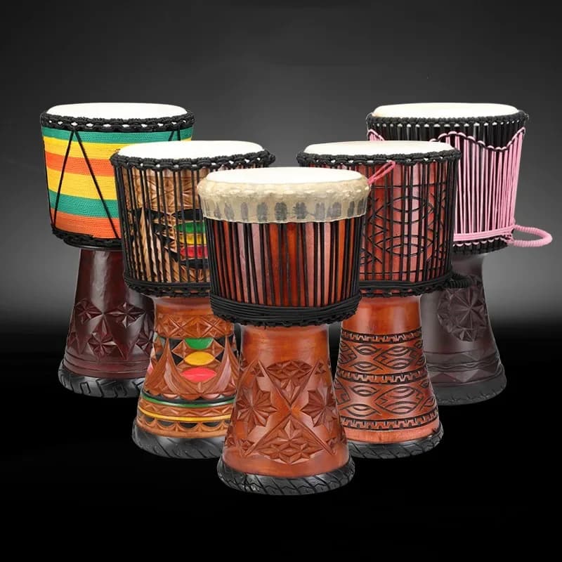 Djembes de madeira com pele de cabra, decorações variadas, fundo preto, tamanho 12 polegadas