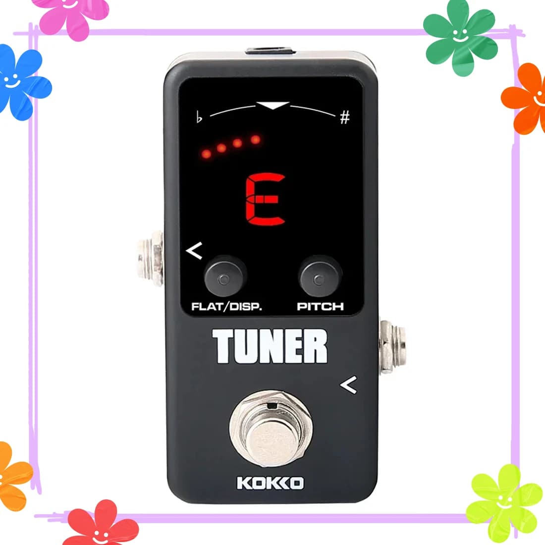 Afinador de guitarra Kokko, pedal preto com display LED vermelho, botão FLAT/DISP., botão PITCH, logotipo Kokko, fundo branco com moldura floral.