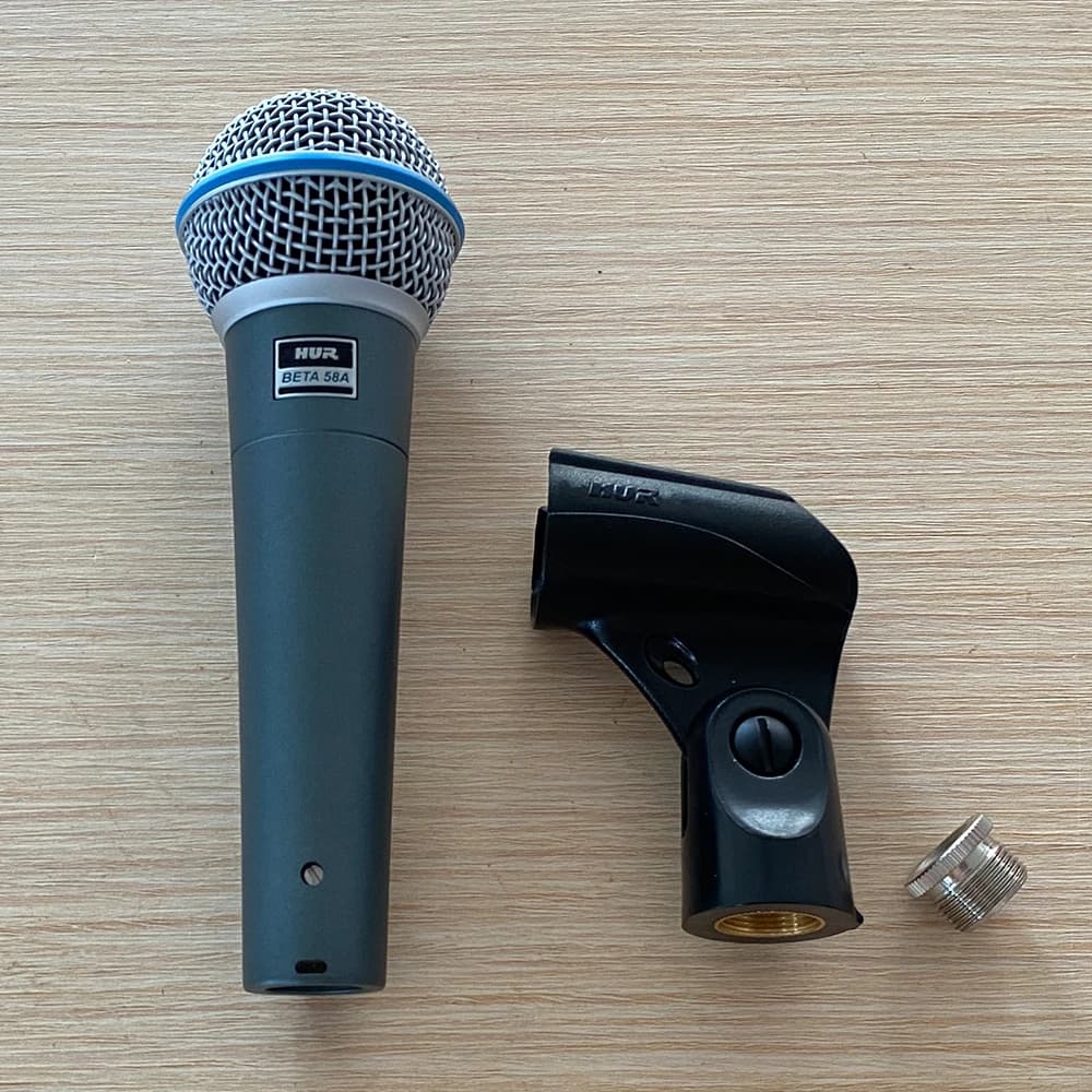 Microfone vocal dinâmico BETA58A Shure cinza e azul com suporte preto e conector dourado