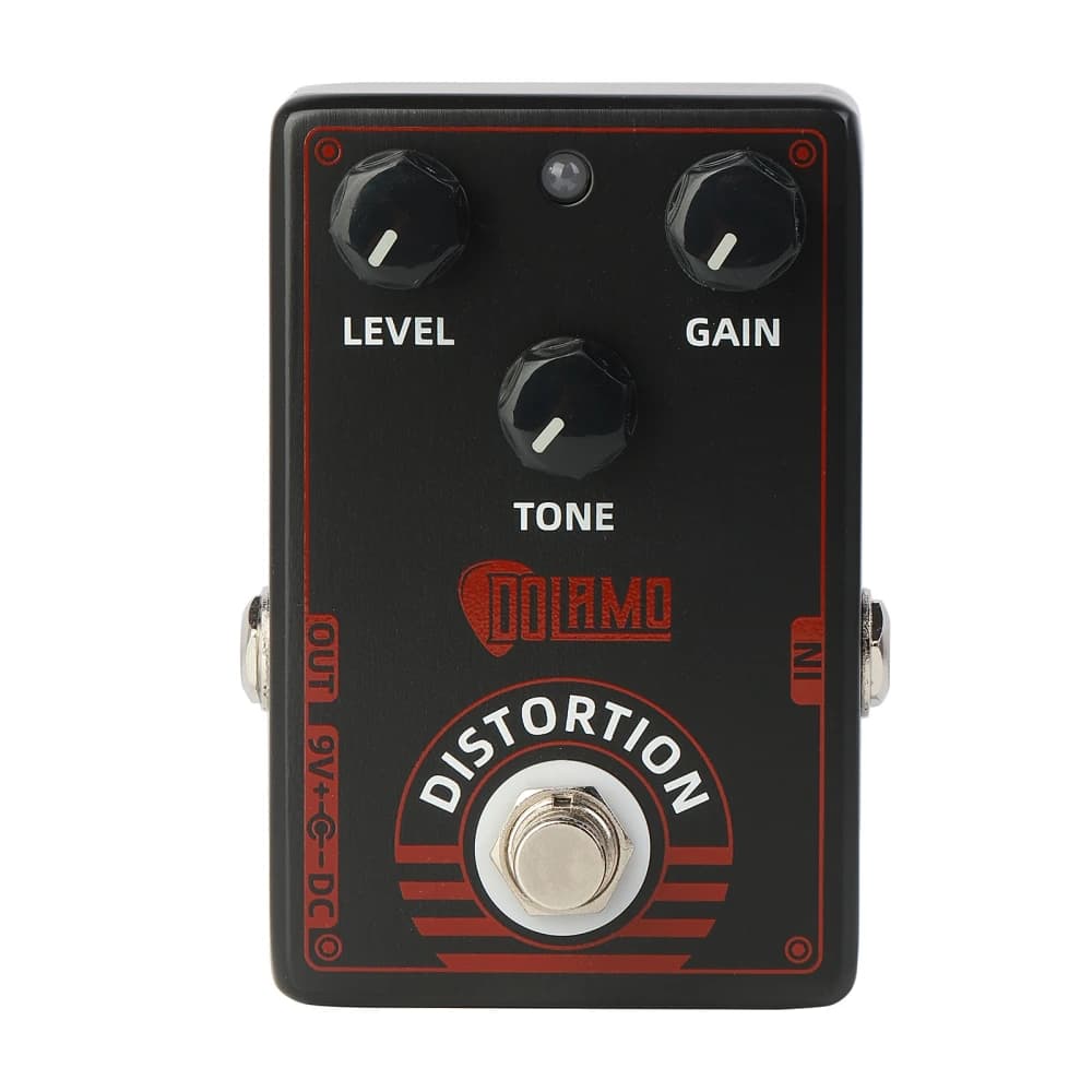 Pedal de efeito Dolamo D-4 para guitarra, preto com detalhes vermelhos, controles de nível, tonalidade e ganho, botão de distorção.