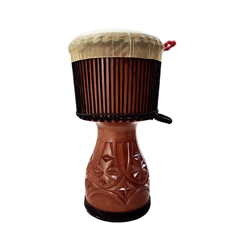 Djembe profissional africano grande, corpo esculpido em madeira, cor marrom, fundo branco