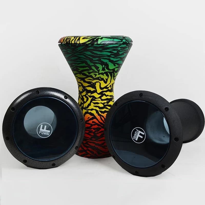 Tambor de djembe multicolorido com design abstrato e tambores laterais pretos com etiqueta circular