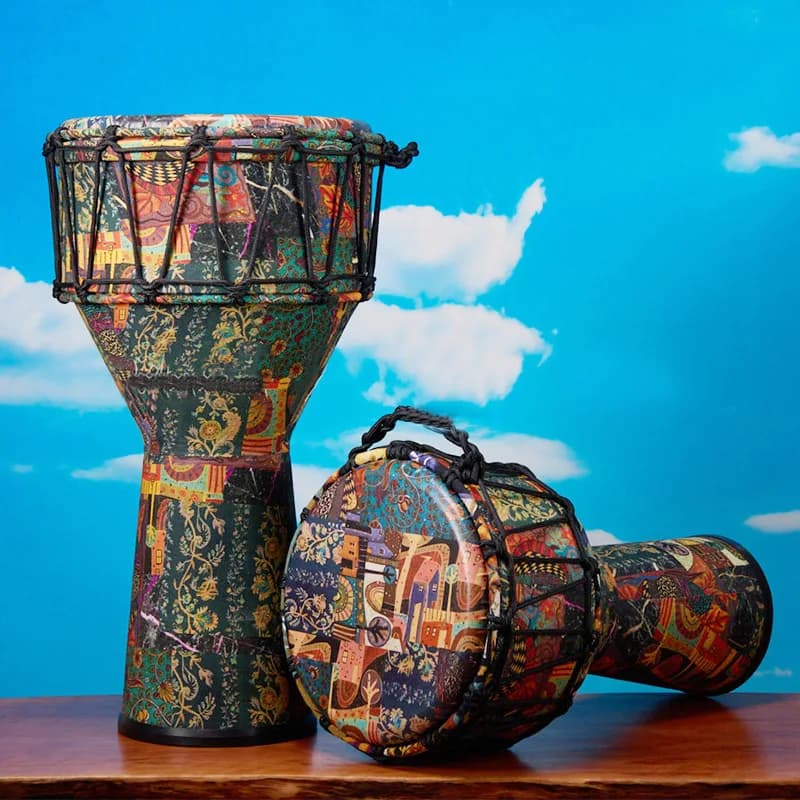 Djembes coloridos com tampas decoradas para iniciantes em percussão