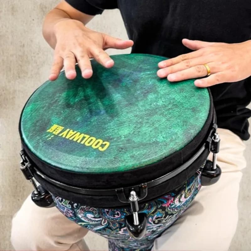 Djembe verde de 12 polegadas para iniciantes, com pele iridescente e texto COOPER em amarelo