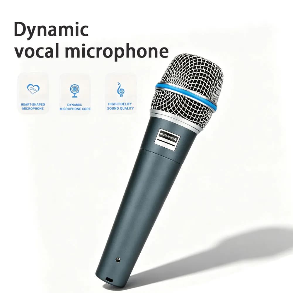 Microfone dinâmico em forma de coração cinza com construção metálica, ideal para canto em palco