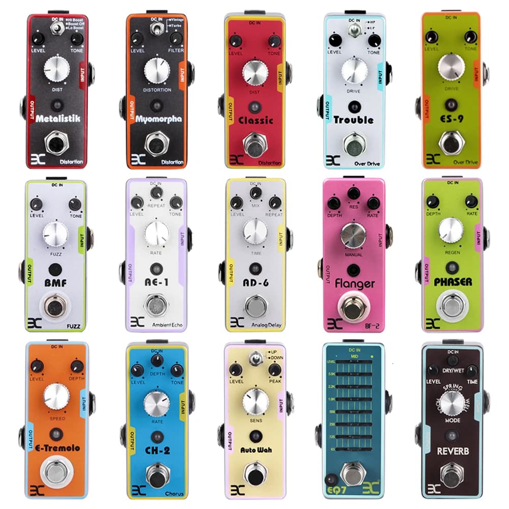 Pedais de efeito para guitarra elétrica em várias cores com nomes como Metalistik, Myomorpho, Classic, Trouble e outros.