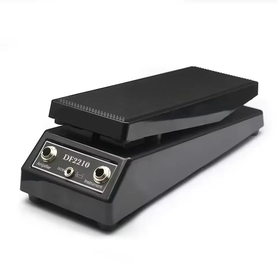 Pedal de guitarra DF2210 em preto com botão ON/OFF e conectores de entrada, mostrado em fundo branco.
