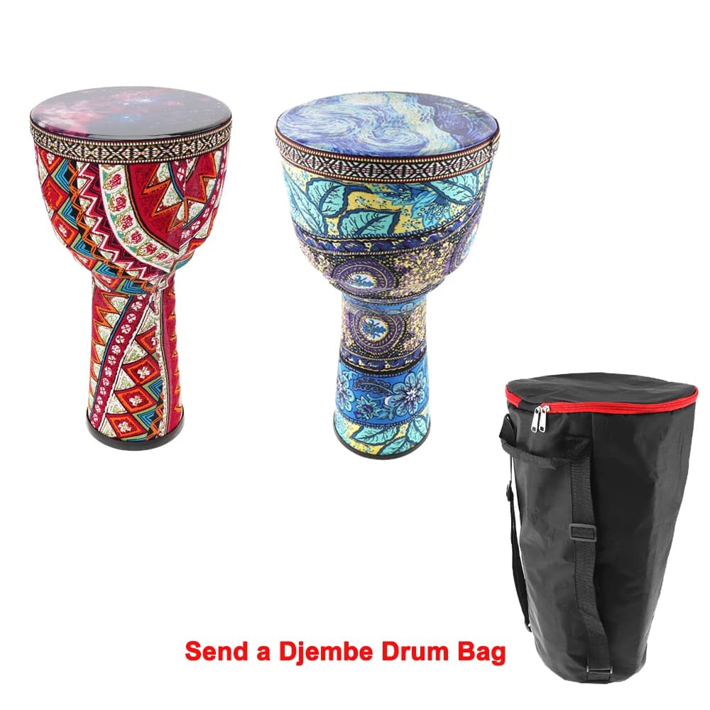 Dois tambores djembe africanos com design multicolorido e saco de transporte preto.