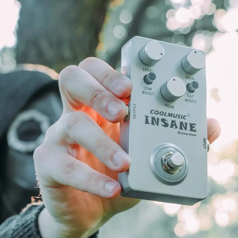 Pedal de efeito de guitarra Coolmusic cinza com botões de controle rotulados