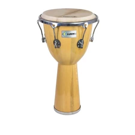 Djembe envernizado Luen, madeira, 12 ½, cromado, amarela pálida, fundo branco.