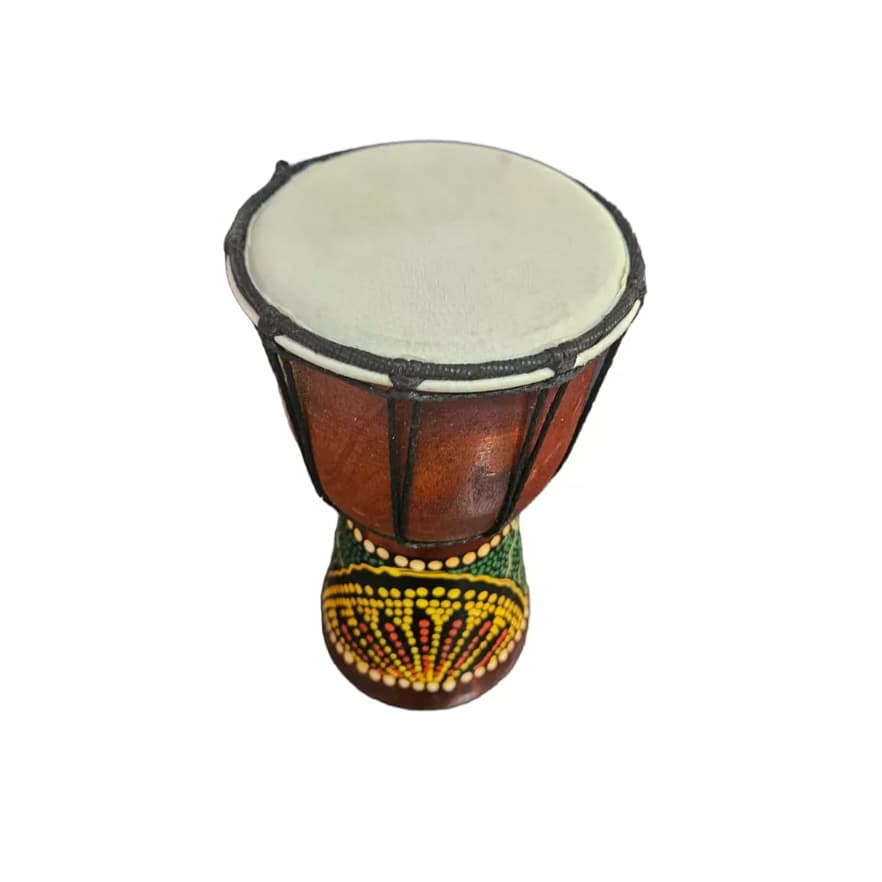 Tambor Djembe Africano com decoração colorida, 24 cm, em fundo branco