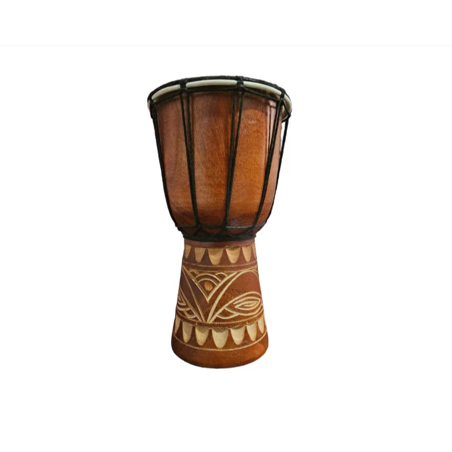 Djembe africano de percussão com decoração geométrica, ângulo frontal, fundo branco
