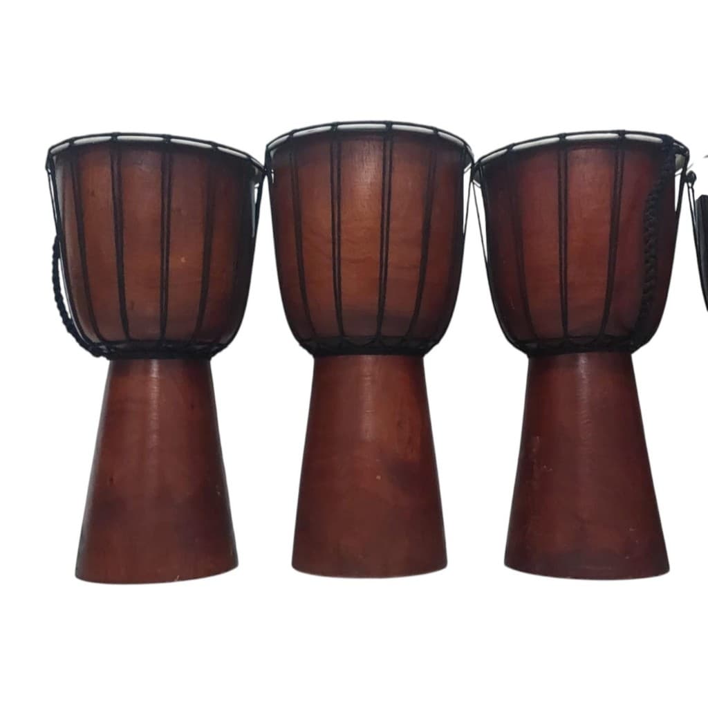Três djembés de percussão africana em fundo branco, cor marrom.
