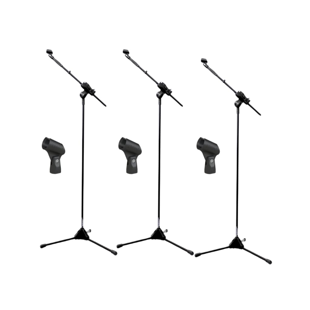 Kit de três suportes de microfone pretos com microfones, em pé, contra fundo branco
