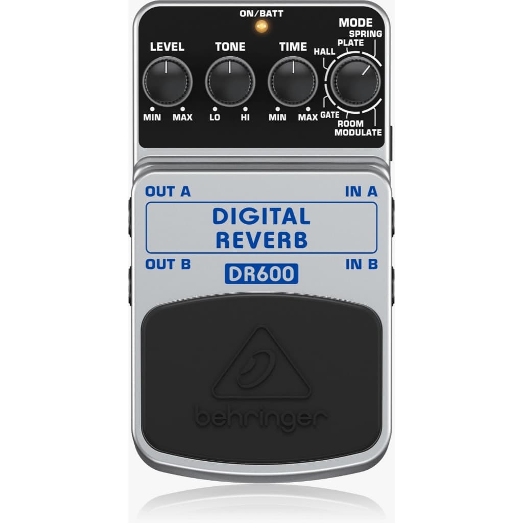 Pedal de efeito digital Behringer DR600 com controles de nível, tom, tempo e modo, fundo branco