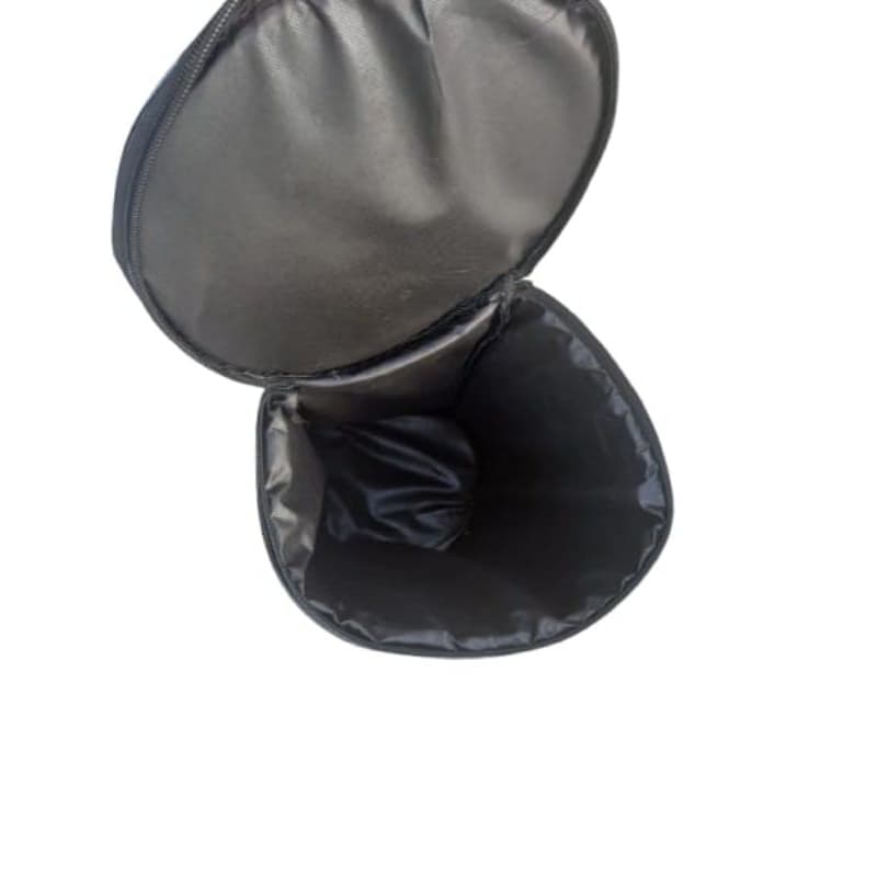 Capa para djembe sob medida em nylon 600 impermeável e acolchoada, preta, vazia, mostrando o interior