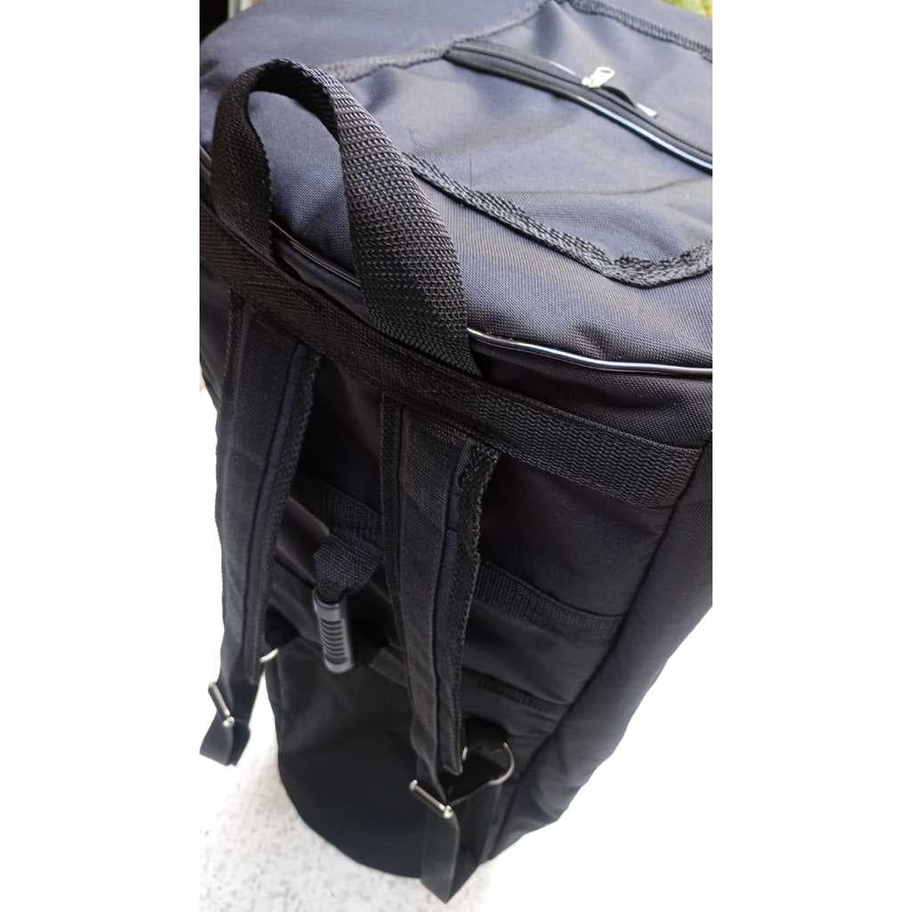 Bolsa preta com alças acolchoadas e zíperes, vista de cima.