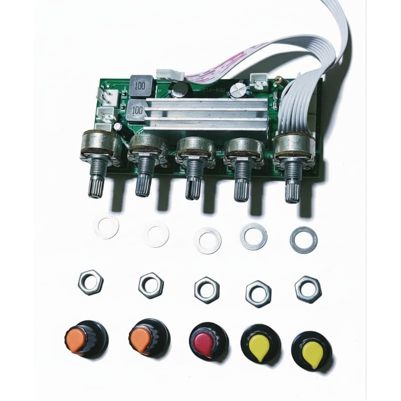 Placa amplificadora com botões coloridos e potenciômetros