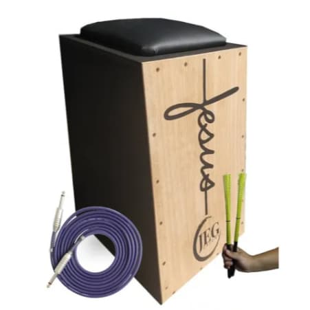 Cajon elétrico inclinado JEG com couro preto e logotipo, cabo e vassourinhas