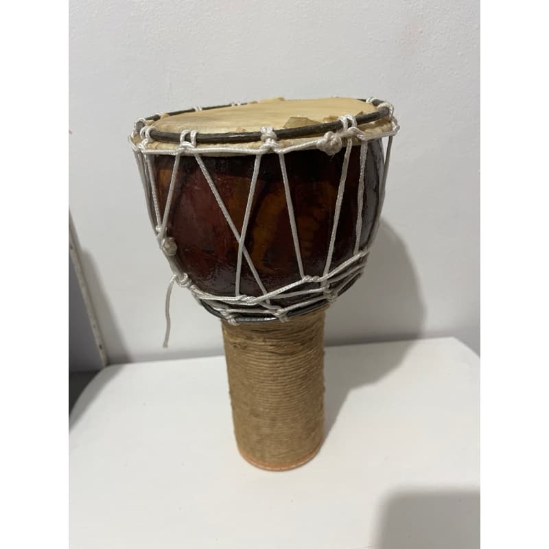 Djembe de cabaça, instrumento musical de percussão com corpo de madeira e membrana de couro.