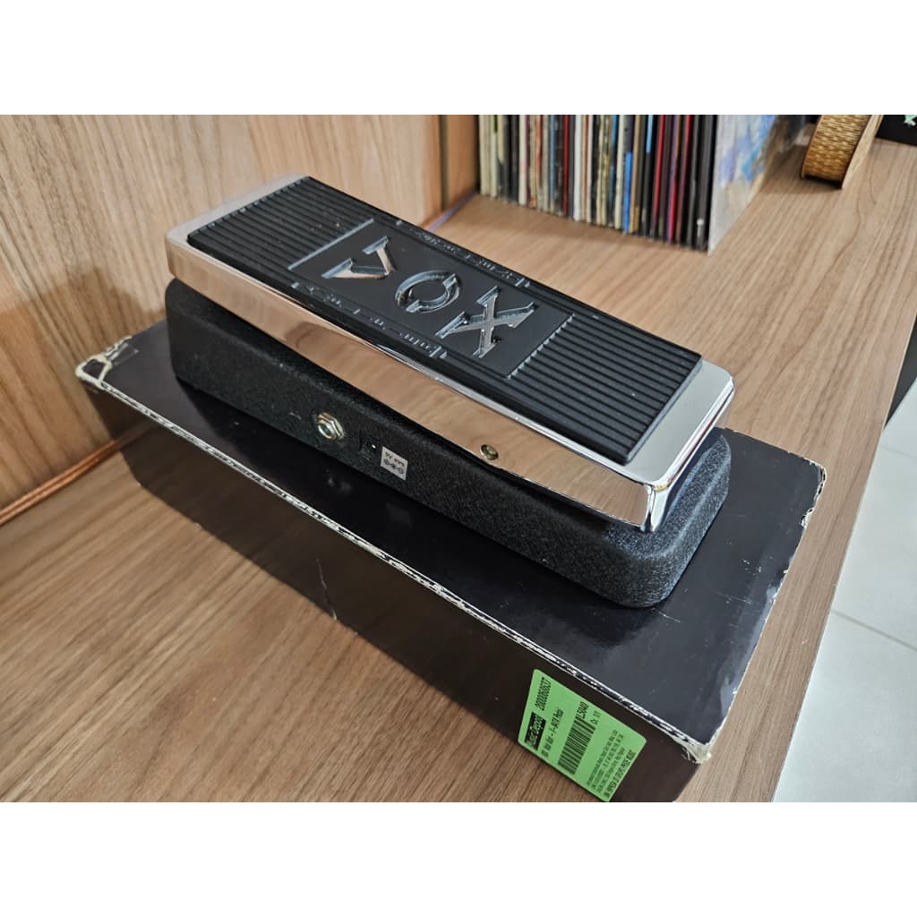 Pedal de efeito Vox Wah Wah V847 usado em uma caixa original sobre uma mesa de madeira