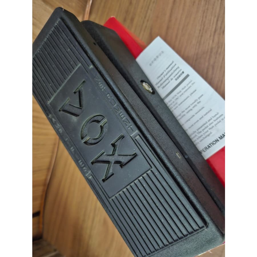 Pedal de efeito Vox v845 Classic Wah Wah em preto com manual e caixa vermelha