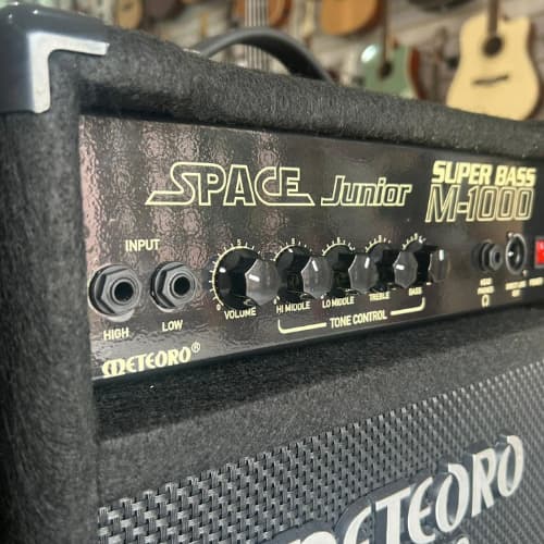 Amplificador Meteoro Space Junior 35GS 35w para guitarra, cor preta, com controles e rótulos em ouro