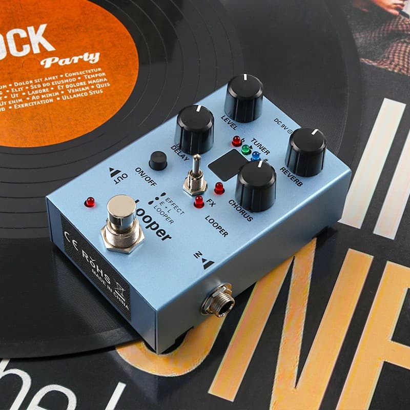 Pedal de efeitos para guitarra com delay, chorus, reverb e afinador