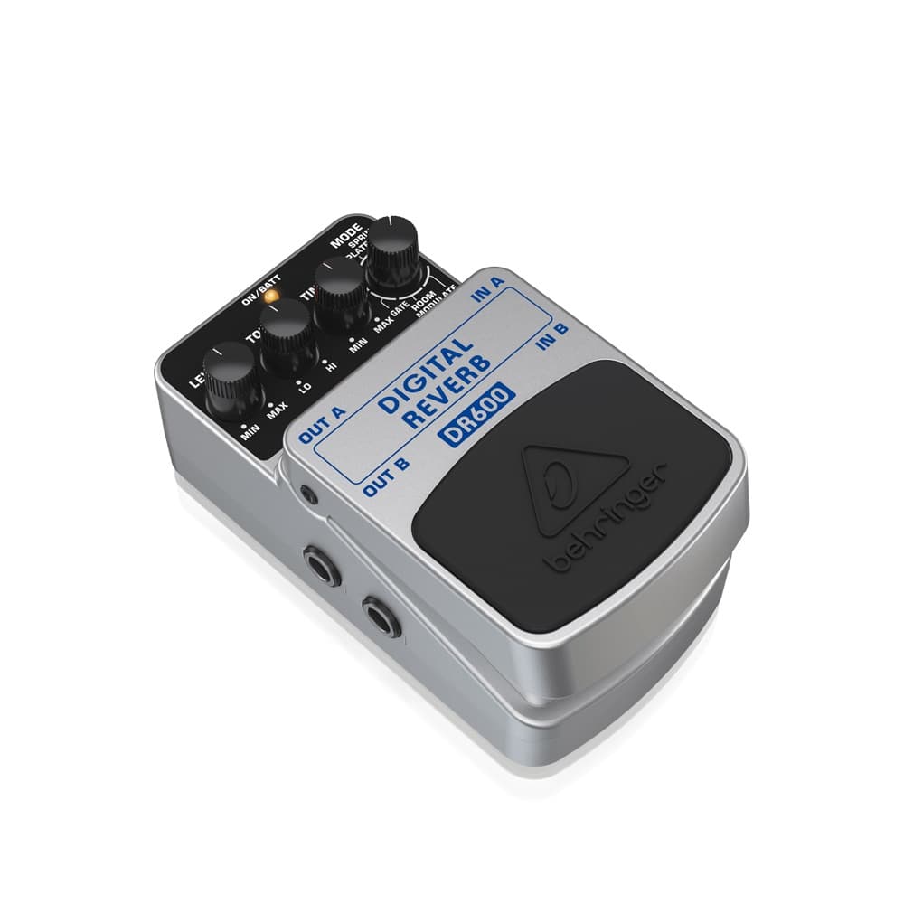 Pedal para guitarra Behringer DR600 Digital Reverb, preto e prata, com display digital azul.