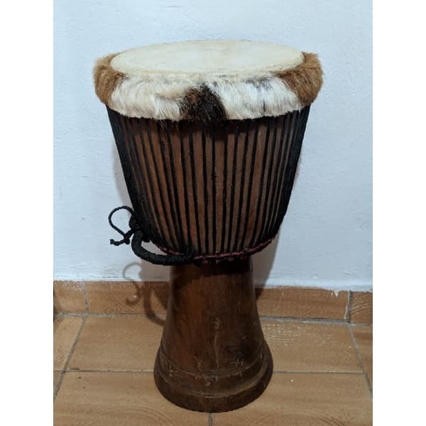 Djembe profissional africano grande com pele de animal e cordas pretas