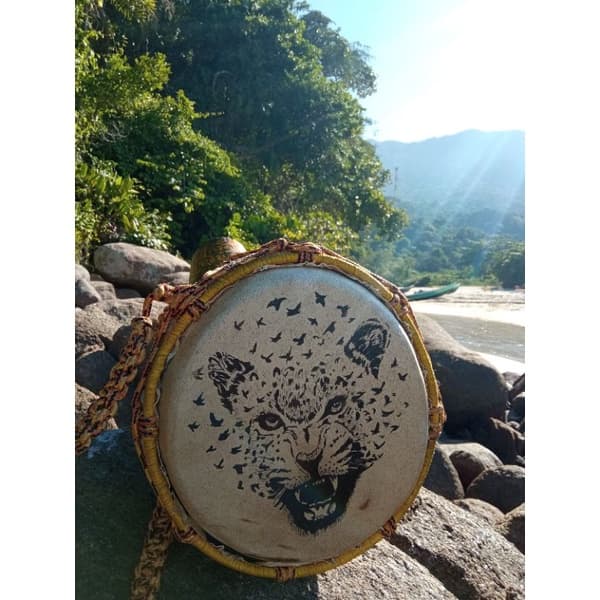 Tambor Djembe com impressão de leopardo em fundo claro