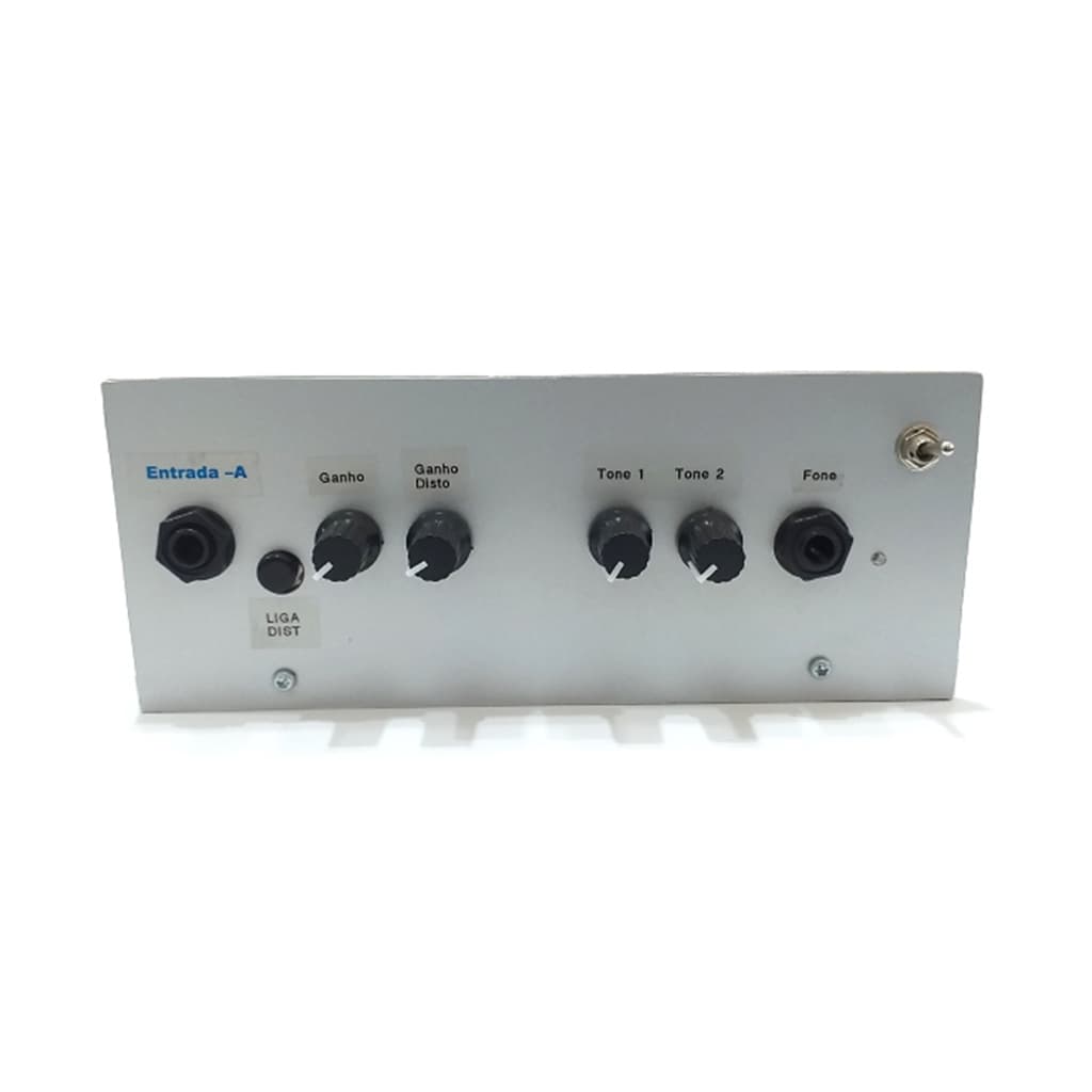Amplificador para guitarra 15 Watts com controles de ganho e tone em painel frontal cinza