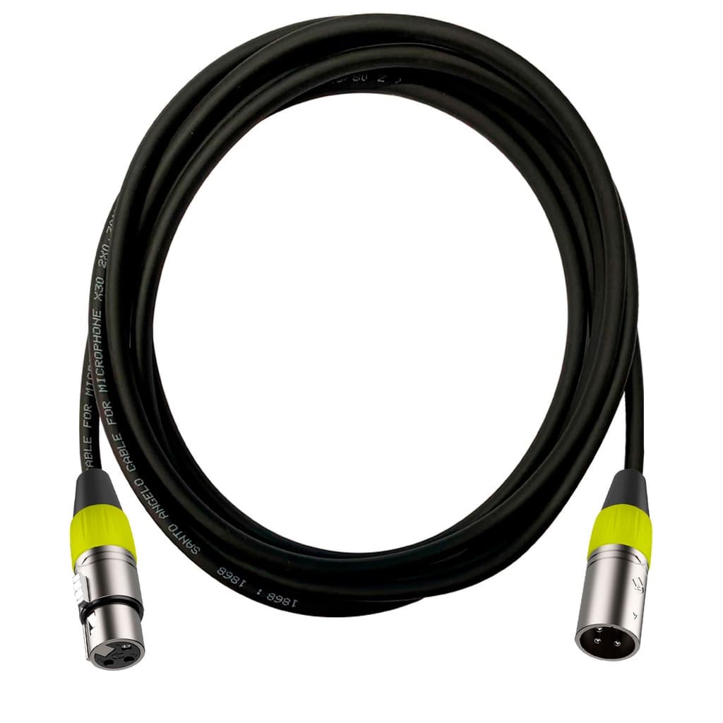 Cabo XLR profissional preto com conectores prateados e amarelos, contra fundo branco.