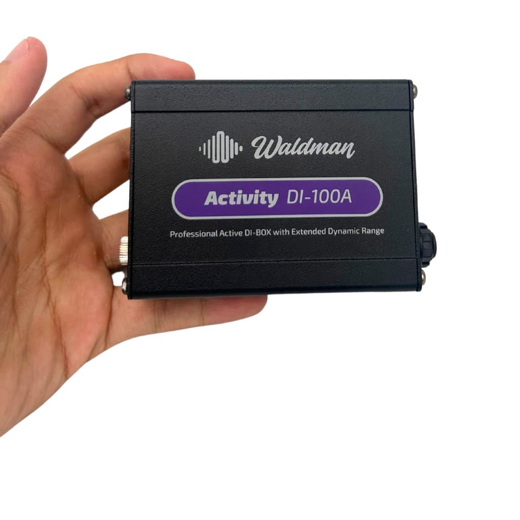 Direct Box Ativo Waldman DI-100A em mãos, fundo branco