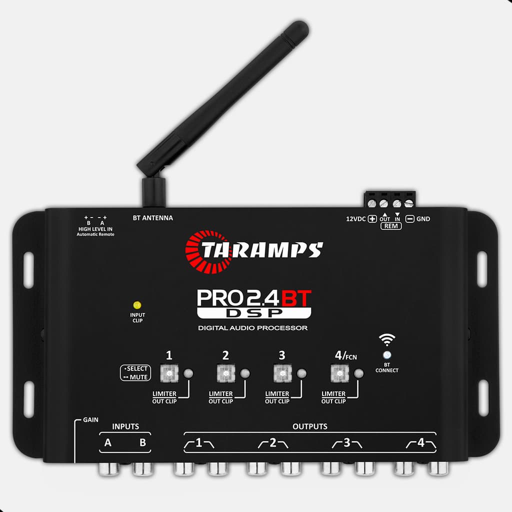 Processador de Áudio PRO 2.4 BT da Taramps, preto, com logotipo vermelho e branco, controles de aplicativo e saídas numeradas.