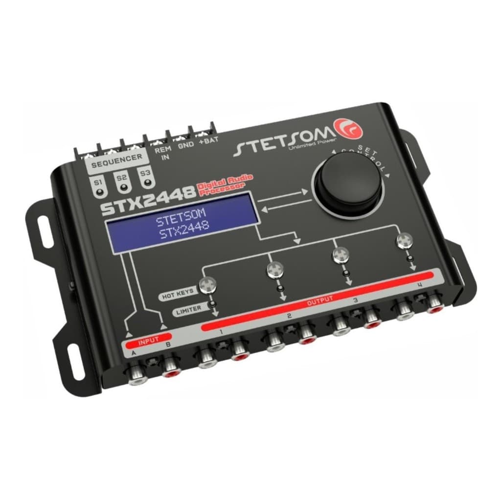 Processador de áudio Stetsom STX2448 com sequenciador em ângulo frontal, preto com detalhes em vermelho e tela digital azul.