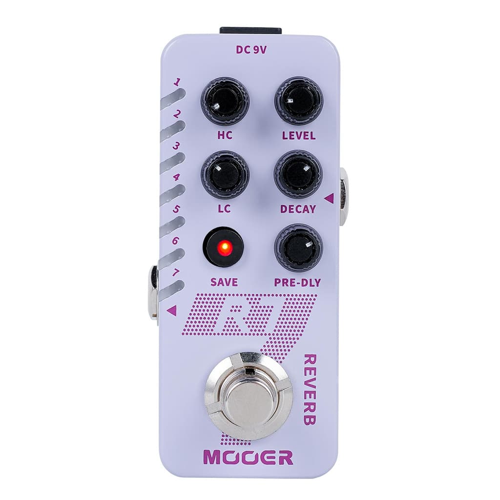 Pedal Mooer Reverb R7 para guitarra com fundo branco, sete botões rotulados e botão central.