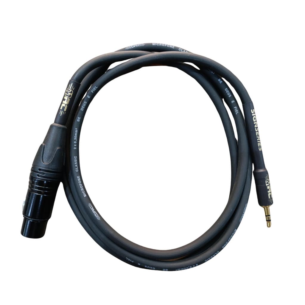 Cabo XLR fêmea x P2 estéreo 1,52m Signseries Mac Cabos, preto, enrolado, fundo branco