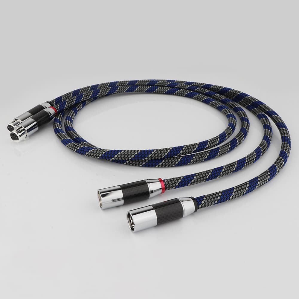 Cabo XLR de alta fidelidade com revestimento de ródio, conectores macho, cabo azul e preto, listras, ângulo frontal.