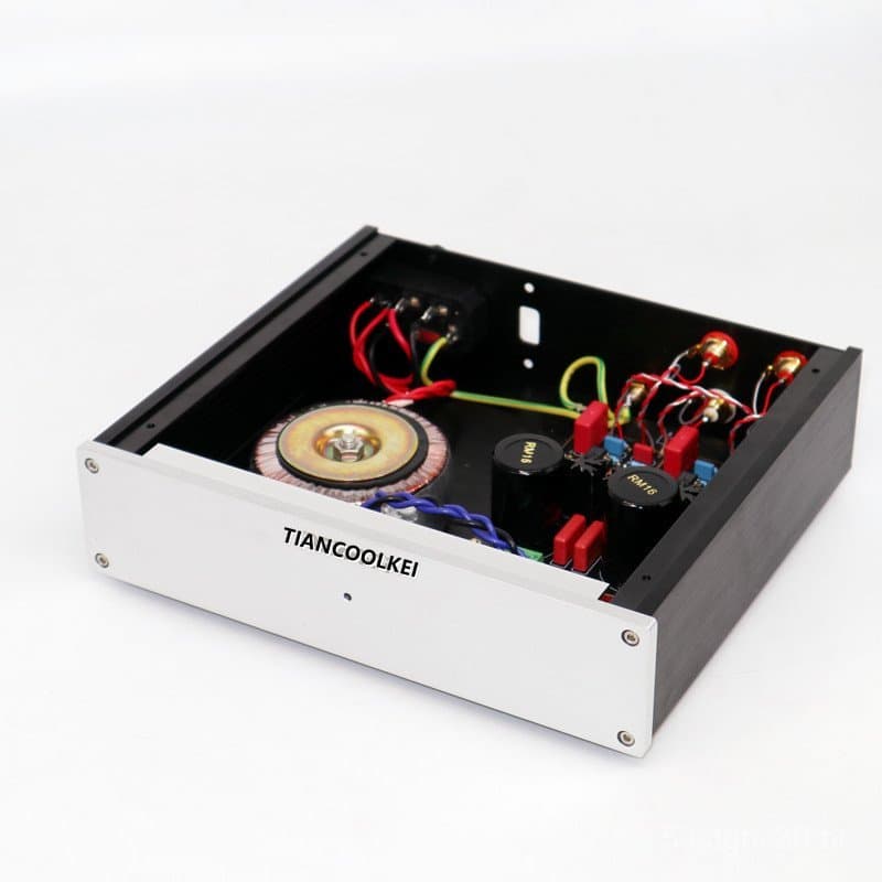 Pré-amplificador de toca-discos de vinil com componentes eletrônicos visíveis